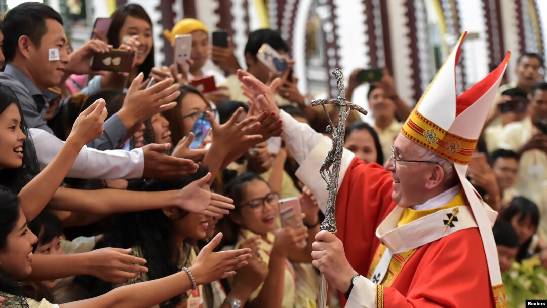 Paus Fransiskus memberkati umat beriman selama Misa di Katedral St Mary di Yangon, Myanmar, 30 November 2017.