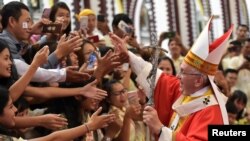 Paus Fransiskus memberkati umat beriman selama Misa di Katedral St Mary di Yangon, Myanmar, 30 November 2017.