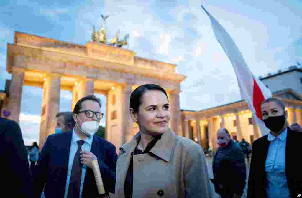 رهبر مخالفان بلاروس در سفر به برلین در میان معترضان به رژیم لوکاشنکو حضور یافت. او برای حفظ جانش دو روز بعد از انتخابات ۱۹ مرداد از کشور گریخت. آمریکا و کشورهای اروپایی سرکوب مخالفان در بلاروس را محکوم کرده‌اند. 
