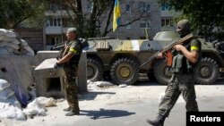 Ukrajinski vojnici čuvaju bezbednosni punkt u Donjecku