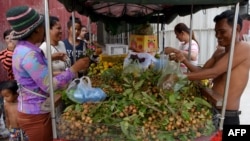 រូបឯកសារ៖ ពលរដ្ឋកំពុងទិញផ្លែឈើពីអាជីវករដែលលក់តាមរទេះមួយ នៅរាជធានីភ្នំពេញ កាលពីថ្ងៃទី ២៥ ខែកញ្ញា ឆ្នាំ ២០១៩។