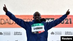 Lawrence Cherono akiwa jukwani kwa kushinda mbio za Valencia Marathon