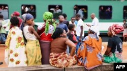 Street and food vendors approach passengers on the Nampula-Cuamba train in northern Mozambique on March 10, 2018 at the Ribaue Station in Mozambique. 