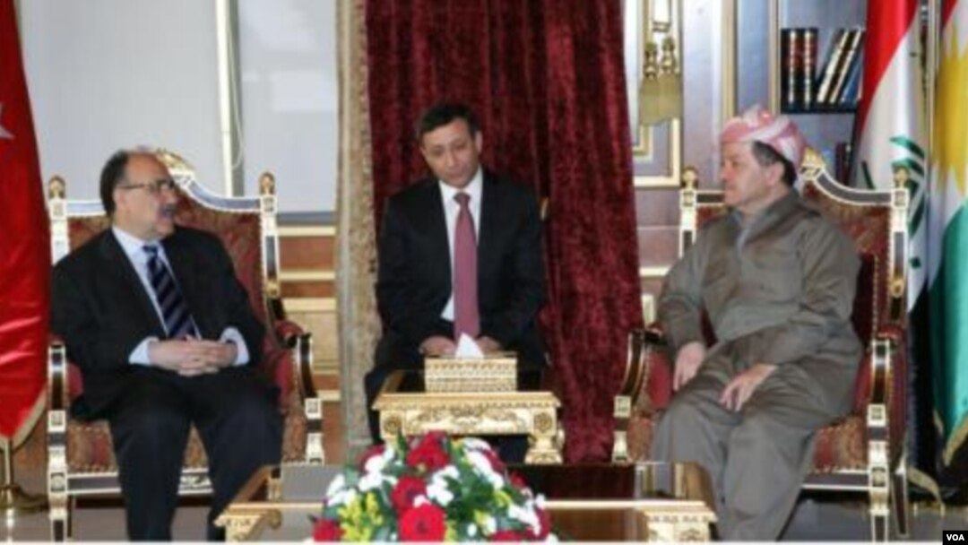 Menteri Dalam Negeri Turki Besir Atalay mengadakan pertemuan dengan Presiden Kurdistan Massoud Barzani (kanan) di Erbil.