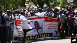 Des médecins zimbabwéens chantent et dansent lors d'une manifestation à Harare, le mercredi 18 septembre 2019. Ils protestant contre l'enlèvement présumé d'un dirigeant syndical; ils ont été accueillis par une file de policiers armés de matraques dans la capitale,