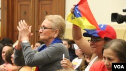 Un grupo de venezolanos, que radican en EE.UU. celebraron cuando el proyecto de ley pasó su primera ronda legislativa en el Congreso.