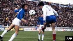 O defesa italiano Mauro Bellugi (esq) disputa a bola com o avançado francês Bernard Lacombe (dir) no Mundial de 1978