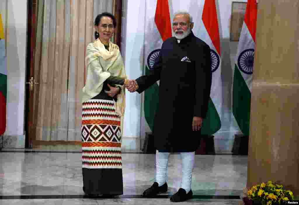 Myanmar's State Counsellor Aung San Suu Kyi shakes hands with India's Prime Minister Narendra Modi during a photo opportunity ahead of their meeting at Hyderabad House in New Delhi, India, January 24, 2018. REUTERS/Cathal McNaughton - RC1F3681AF70