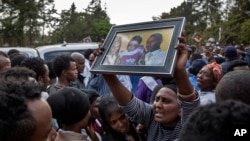 Des familles pleurent sur les victimes de l'accident, à Addis Abeba, Éthiopie, le 13 mars 2017.