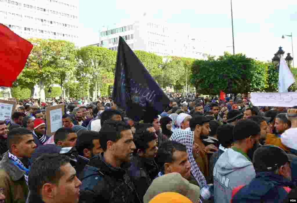 An Ennahda rally outside the national theatre in Tunis. (Henry Ridgewell for VOA)