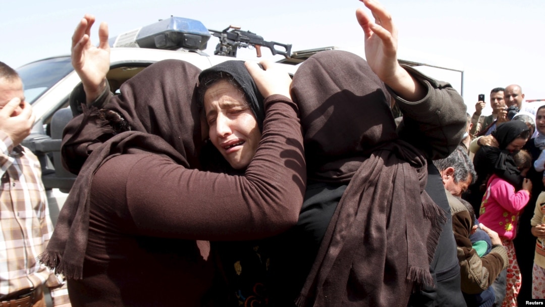 Warga Yazidi yang berhasil dibebaskan dari militan ISIS saling berpelukan di pinggiran kota Kirkuk, Irak (foto: dok).