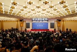 چین کے وزیر خارجہ چن گانگ بیجنگ میں ایک پر ہجوم نیوز کانفرنس میں۔ 7 مارچ 2023
