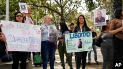 Familiares y amigos de personas detenidas durante la represión gubernamental a las protestas después de las elecciones exigen su liberación frente a la Fiscalía General de la República en Caracas, Venezuela, el martes 21 de enero de 2025.