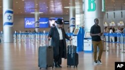 Los vuelos salientes en el Aeropuerto Internacional Ben Gurion, cerca de Tel Aviv, se suspendieron durante dos horas el lunes por la mañana como parte de una huelga general lanzada en respuesta a la muerte de rehenes retenidos en Gaza. (Foto AP/Ohad Zwigenberg)