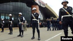 Soldados bolivianos tomaron el aeropuerto de Cochabamba mientras el presidente Evo Morales anunciaba su nacionalización.