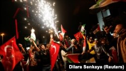 Demonstran pro-Palestina menyalakan api ketika mereka meneriakkan slogan-slogan saat protes terhadap Israel di dekat Konsulat Israel di Istanbul, Turki, 12 Mei 2021. (Foto: REUTERS/Dilara Senkaya)