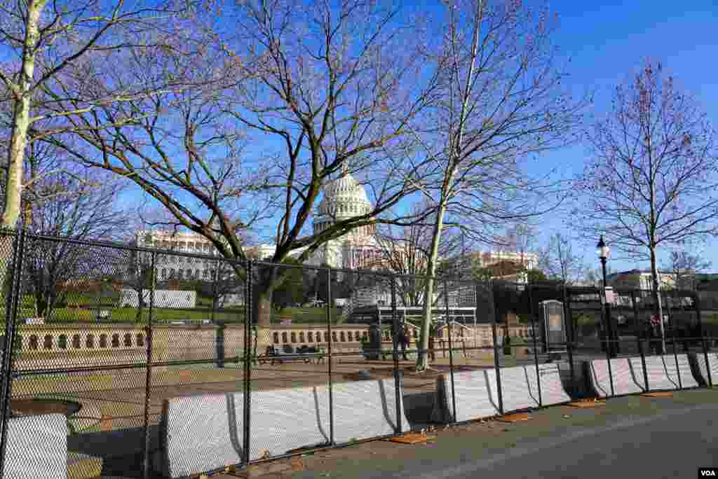 Los preparativos para el d&#237;a de la toma de posesi&#243;n, el 20 de enero, se ven desde el exterior del Capitolio, rodeado de varios metros de valla de seguridad. 