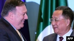 마이크 폼페오 미국 국무장관과 리용호 북한 외무상이 지난 4일 싱가포르에서 열린 아세안지역안보포럼(ARF) 기념촬영 행사에서 대화하고 있다.