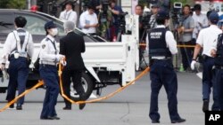 Des policiers sur la scène où un homme brandissant un couteau a attaqué des gens à Kawasaki, près de Tokyo, le mardi 28 mai 2019.