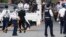 Des policiers sur la scène où un homme brandissant un couteau a attaqué des gens à Kawasaki, près de Tokyo, le mardi 28 mai 2019.