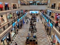 As the government advises people to stay away from crowds, even shopping malls in the Indian capital New Delhi are virtually empty. (Anjana Pasricha/VOA)