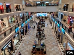 As the government advises people to stay away from crowds, even shopping malls in the Indian capital New Delhi are virtually empty. (Anjana Pasricha/VOA)