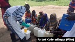 Un agent du MSF traite l'eau avec du chlore dans un village au Tchad, 21 septembre 2017. (VOA/André Kodmadjingar)