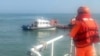 台灣海巡署公佈照片顯示2024年2月14日海巡人員在金門海域調查一艘中國籍快艇越界進入禁區水域。