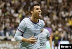 Cristiano Ronaldo merayakan gol kedua Nassr saat melakukan laga persahabatan dengan Paris St Germain. (Foto: REUTERS/Ahmed Yosri)