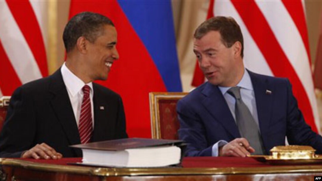 Prezidentlar Barak Obama va Dmitriy Medvedev STARTga shu yilning aprel oyida imzo chekkan. Rossiya Dumasi loyihani avval AQSh Kongressi ma’qullasin, “so’ng biz ko’ramiz” deya shart qo’ygan.