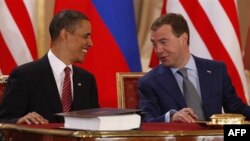 Prezidentlar Barak Obama va Dmitriy Medvedev STARTga shu yilning aprel oyida imzo chekkan. Rossiya Dumasi loyihani avval AQSh Kongressi ma’qullasin, “so’ng biz ko’ramiz” deya shart qo’ygan.