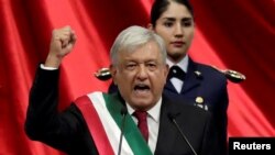 El presidente de México, Manuel López Obrador, dijo que la Guardia Nacional estaría compuesta inicialmente de personal militar y policías federales.