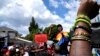 Pemimpin kelompok Pejuang Kebebasan Ekonomi Uganda (EFF) berbicara dalam aksi menentang Undang-undang Anti-LGBTQ Uganda. Aksi berlangsung di Pretoria, Afrika Selatan, pada 4 April 2023. (Foto: AP/Themba Hadebe)