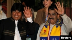 玻利维亚总统埃沃·莫拉雷斯 (左)
