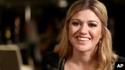 Kelly Clarkson debuta en la cartelera country esta semana con un nuevo sencillo.
