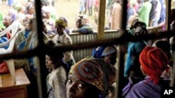 Người tị nạn Congo ngồi trong trung tâm chuyển tiếp ở Nkamia, miền tây Rwanda 