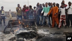 Des partisans de Ouattara montrent ce qu'ils disent être les restes de trois soldats pro-Gbagbo dans le quartier d' bobo, à Abidjan (7 mars 2011)