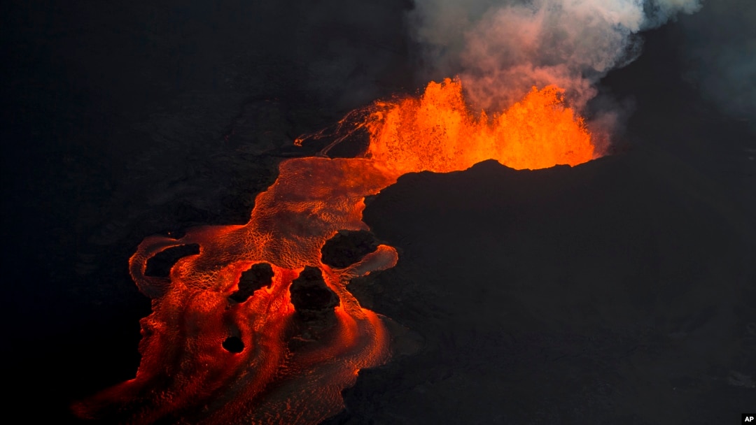 Gunung Kilauea memuntahkan lava saat meletus pada 10 Juni 2018 (foto: dok). 