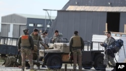 El equipo de rescate del ejército chileno prepara su equipo antes de partir para buscar un avión de transporte Hércules C-130 perdido, en la base aérea de Punta Arenas, Chile, el miércoles 11 de diciembre de 2019.