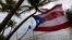 Bendera Puerto Rico tampak diterpa angin kencang saat Badai Tropis Ernesto mendekati Loiza, Puerto Rico, 13 Agustus 2024. 