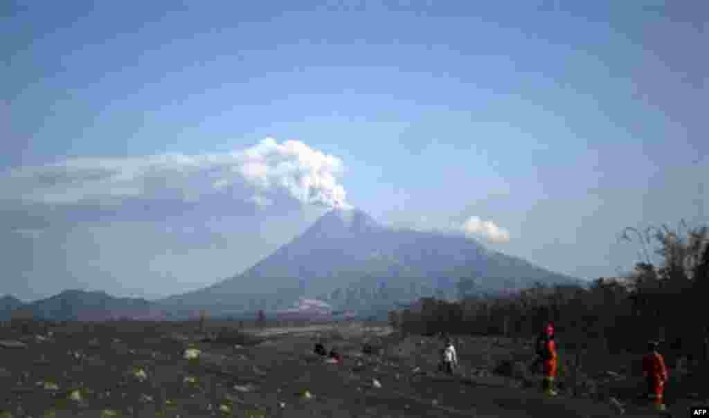 Mount Merapi spews volcanic material as seen from Cangkringan, Indonesia, Wednesday, Nov. 17, 2010. (AP Photo)