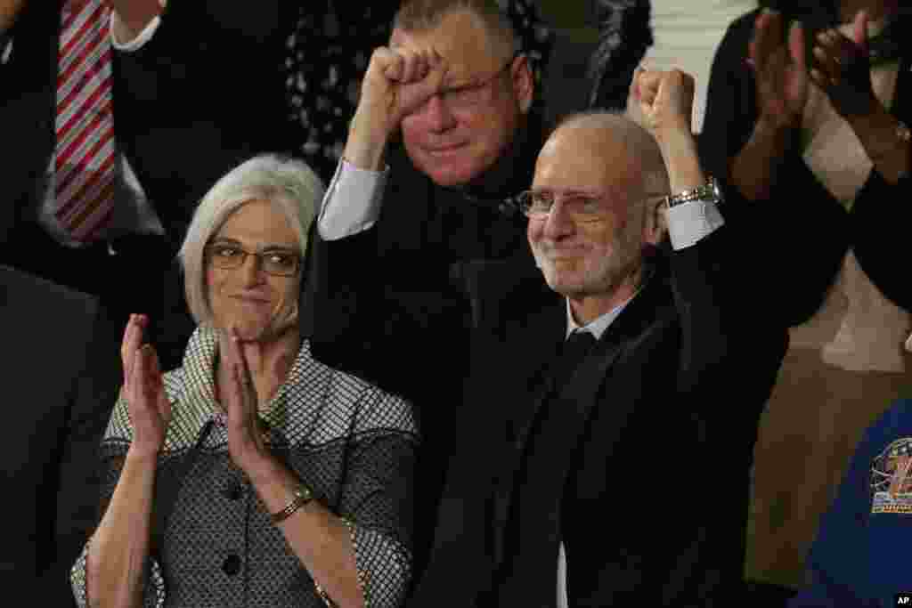 Alan Gross, who was recently released from prison in Cuba, acknowledges applause during President Barack Obama&#39;s State of the Union address before a joint session of Congress, Jan. 20, 2015.