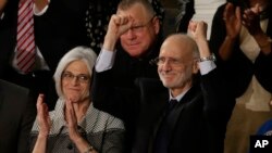 Alan Gross, acompañado de su esposa, Judy, responde a los aplausos durante el discurso sobre el estado de la nación del presidente Obama, en enero de 2015.