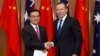 PM Australia Tony Abbott (kanan) berjabat tangan dengan Menteri Perdagangan China Gao Hucheng usai penandatanganan perjanjian perdagangan bebas kedua negara di Canberra, Rabu (17/6).