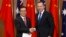 PM Australia Tony Abbott (kanan) berjabat tangan dengan Menteri Perdagangan China Gao Hucheng usai penandatanganan perjanjian perdagangan bebas kedua negara di Canberra, Rabu (17/6).
