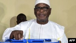 Ibrahim Boubacar Keita vote dans un bureau de Bamako, le 12 août 2018.