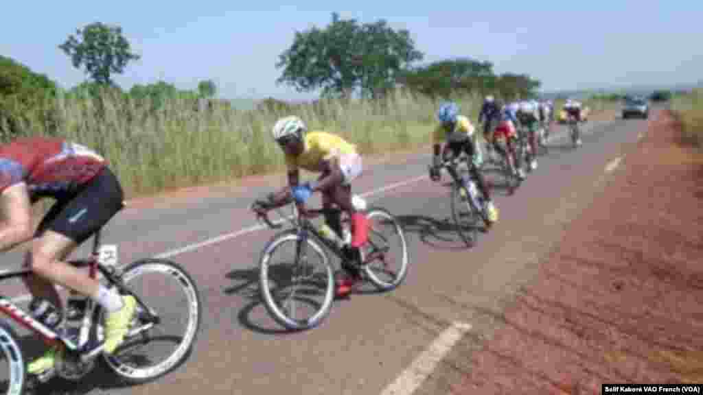 Les cyclistes du Tour du Faso après leur depart de Yako à Ziniaré lors de la 2e étape, samedi 31 octobre 2015. Photo Salif Kabore VOA