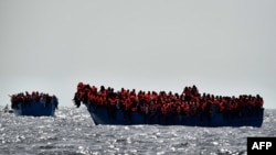 Bateau de migrants au large des côtes libyennes le 3 octobre 2016.