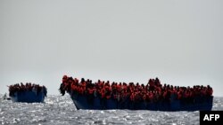 Migrants attendant d’être secouru au large de la mer méditerranée. (AFP / ARIS MESSINIS)