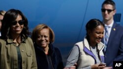 Sasha Obama (der,) con su madre y su abuela en Bariloche, Argentina en marzo de 2016. La joven, que llegó de 7 años a la Casa Blanca, tiene ahora 15 y está trabajando en un restaurante de la isla de Martha's Vineyard.